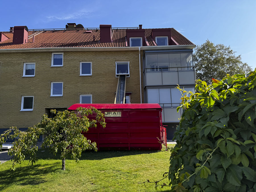 Container från JRAB vid renovering – effektiv och trygg lösning för hantering av byggavfall